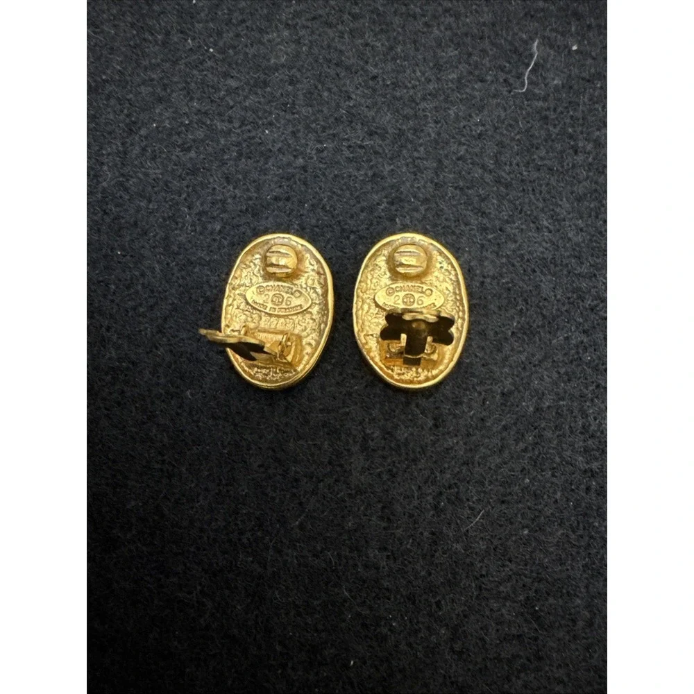 1980s Karl Lagerfeld-era Chanel, Collection 26 Gold Tone Clip On Earrings France